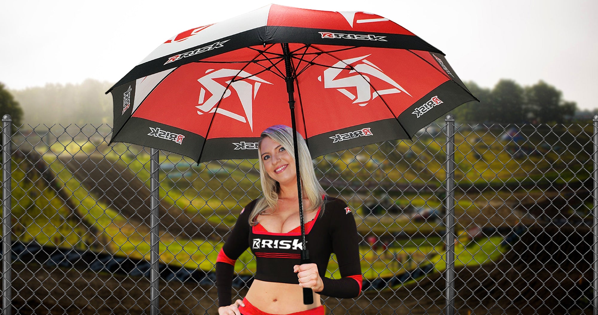 Paraguas de carreras de riesgo celebrado por MX Girl