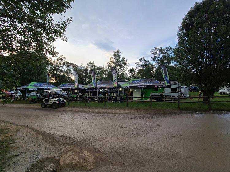 Fila de boxes en una carrera de motocross