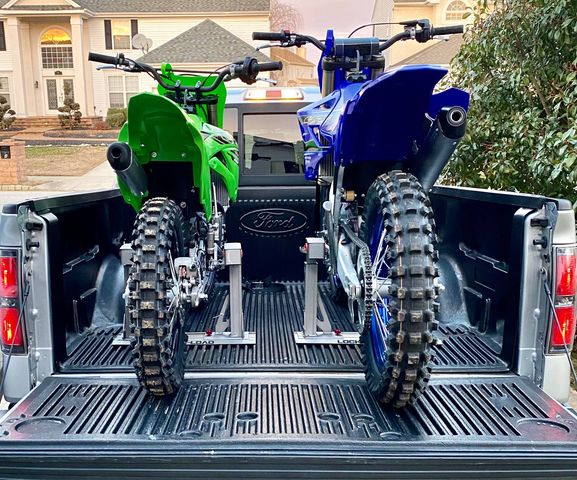 deux motos hors route verrouillées n chargées dans un système de transport Ford by Risk Racings MX