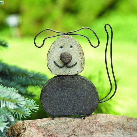 돌과 강철로 만든 귀여운 강아지의 정원 동상.