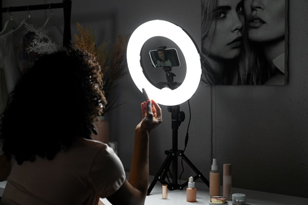 What is the Best Selfie Light for iPhones & Other Smart Devices?