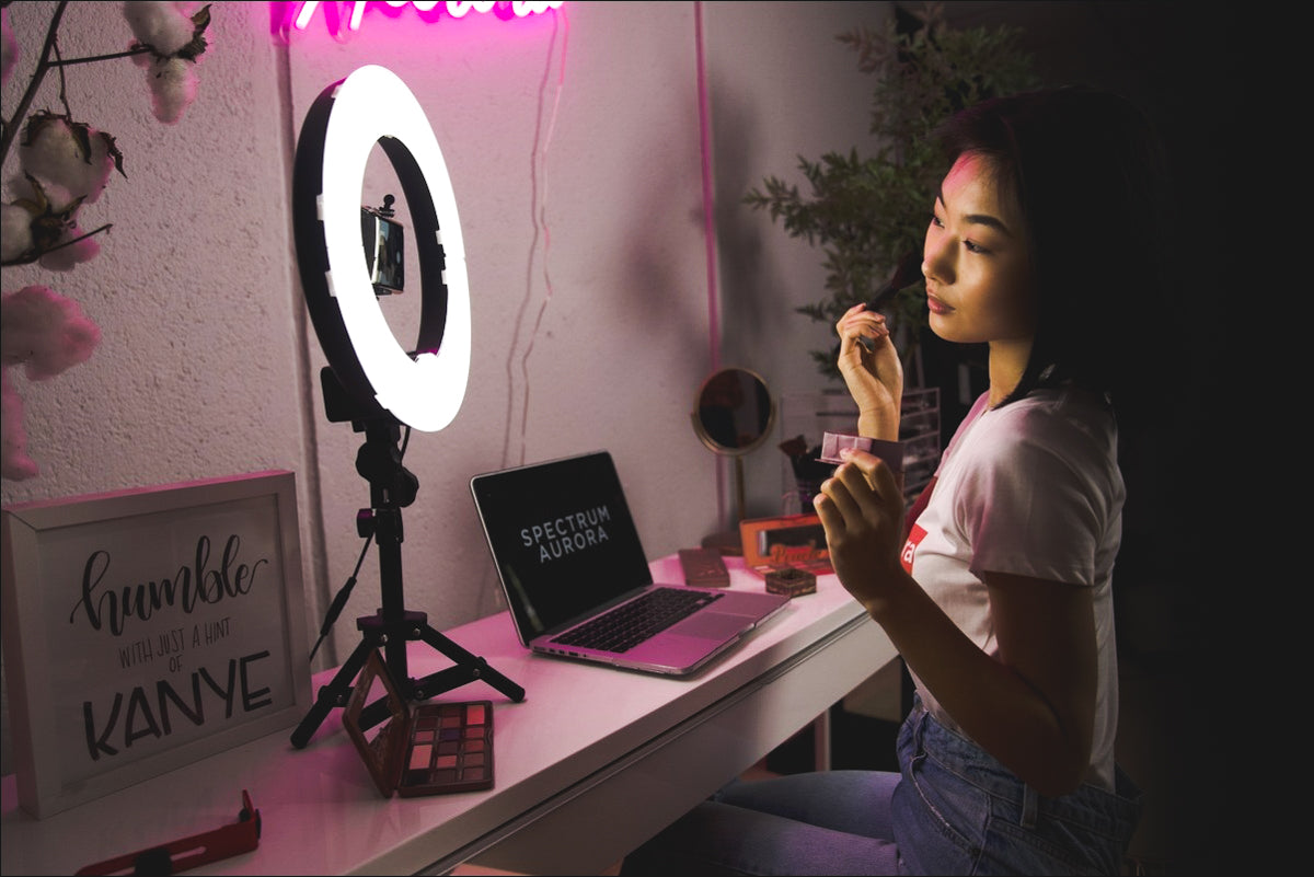 ring light with a stand is the best way for mua to display their makeup