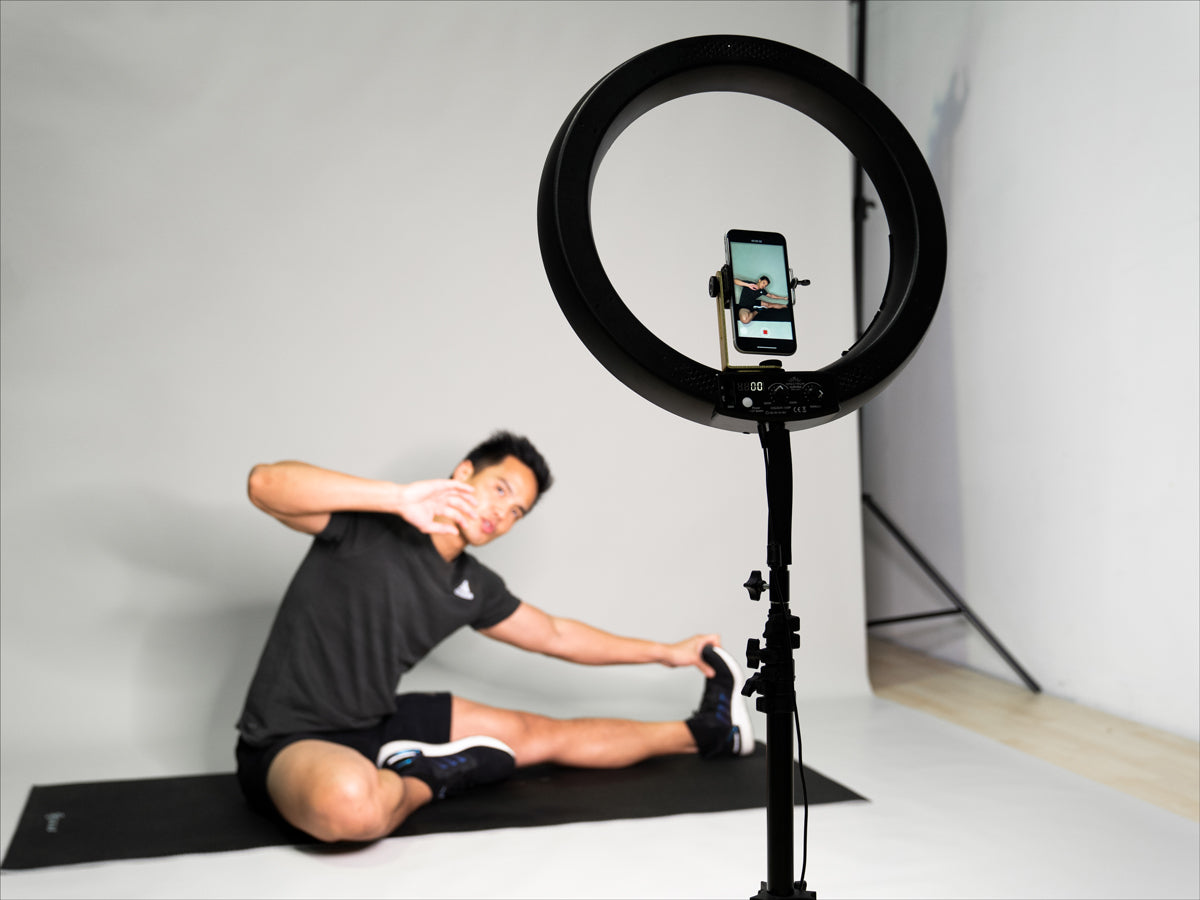 fitness guru using gold luxe ii ring light spectrum aurora