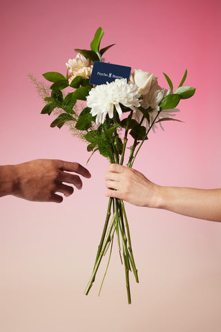 bouquet de fleurs avec une carte de ceinture de lapin psychopathe