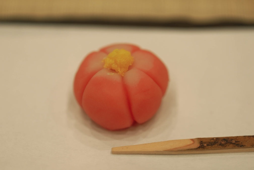 Wagashi sucré à manger avant le matcha