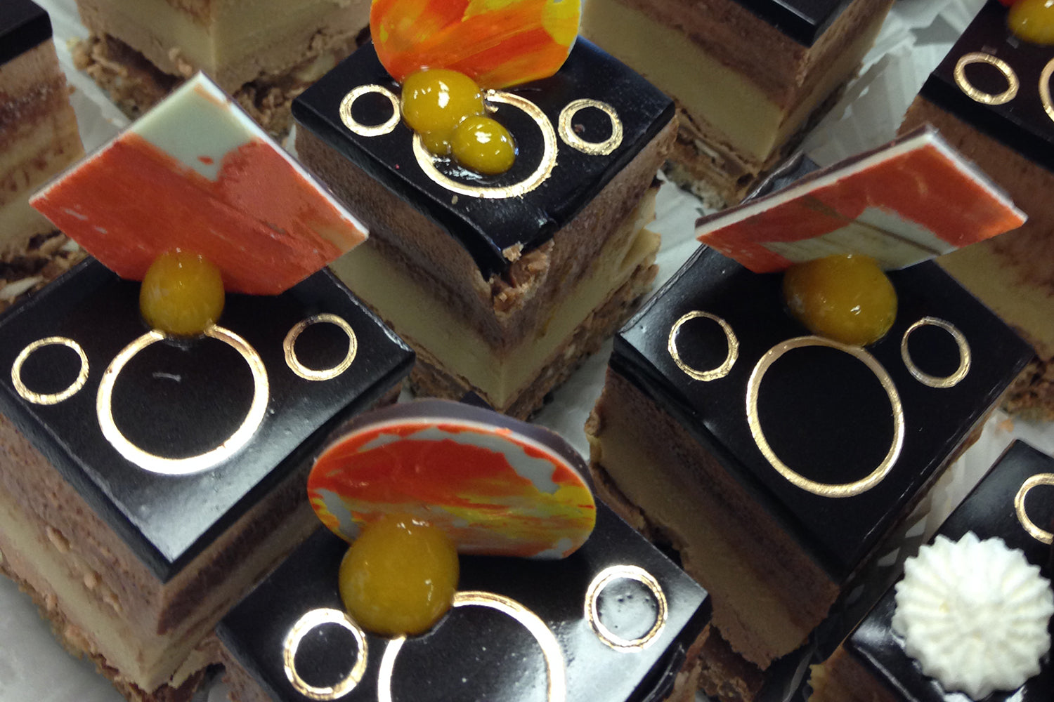 petits fours avec un glaçage miroir