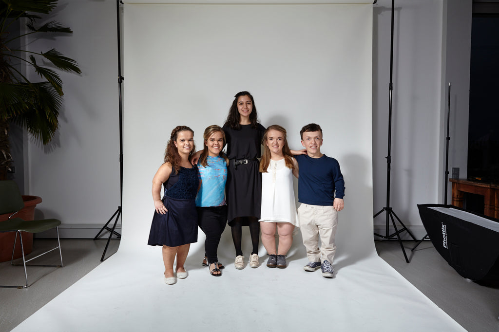 Sema Gedik together with models with dwarfism AUF AUGENHOEHE