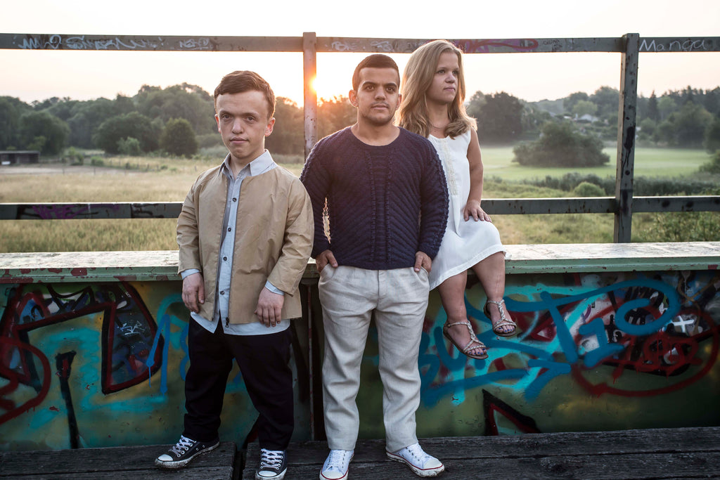 photo shooting models with dwarfism in sunset 