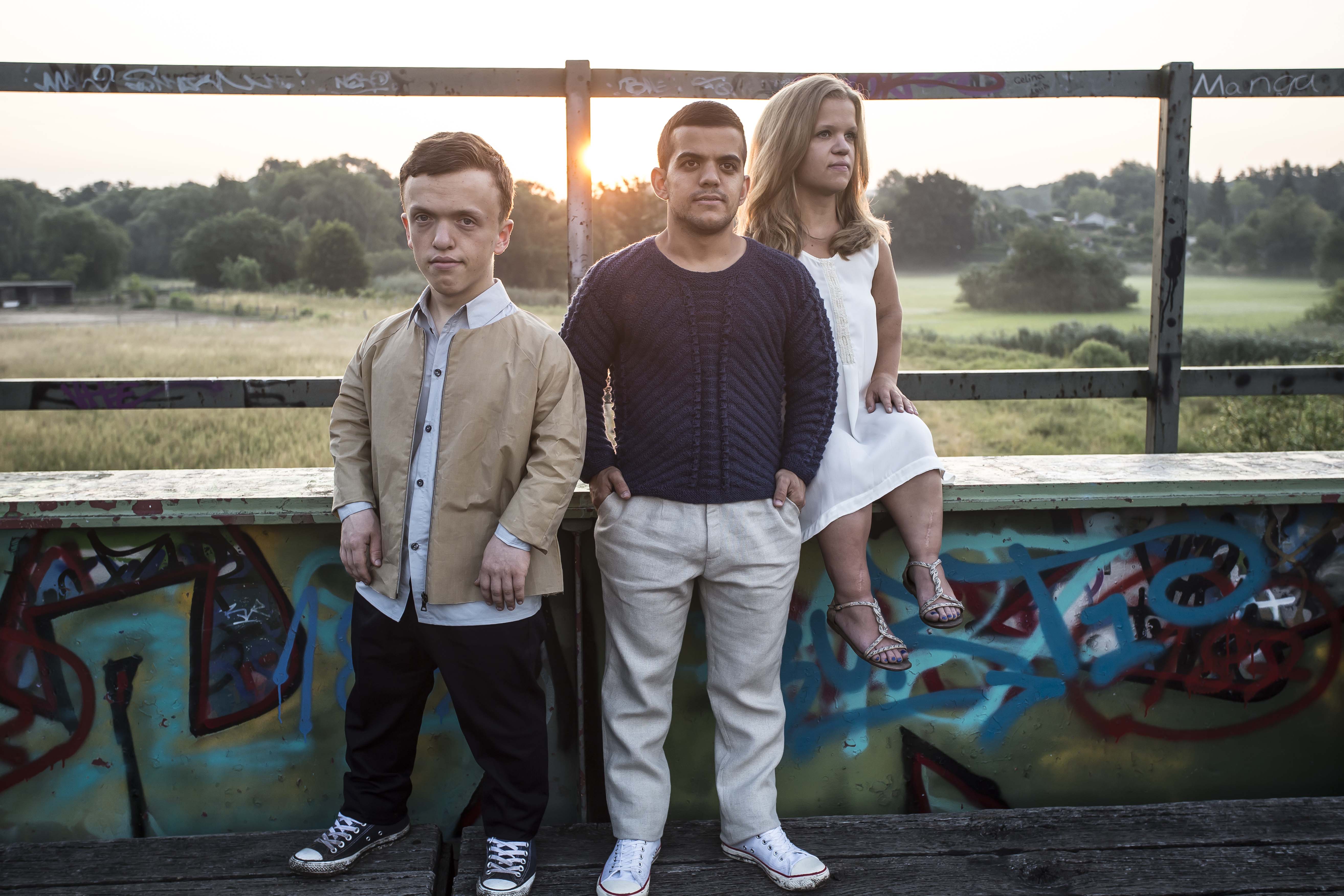 photo shooting models with dwarfism in sunset