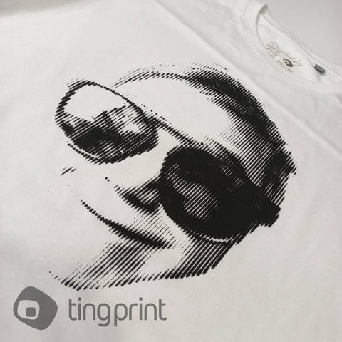 Balts t-krekls ar apdruku pustoņjos zēns saulesbrillēs