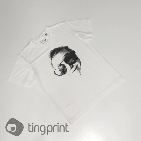 Balts t krekls ar apdruku pustoņjos zēns saulesbrillēs