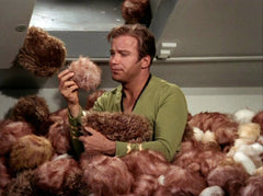 Kirk en un montón de tribbles