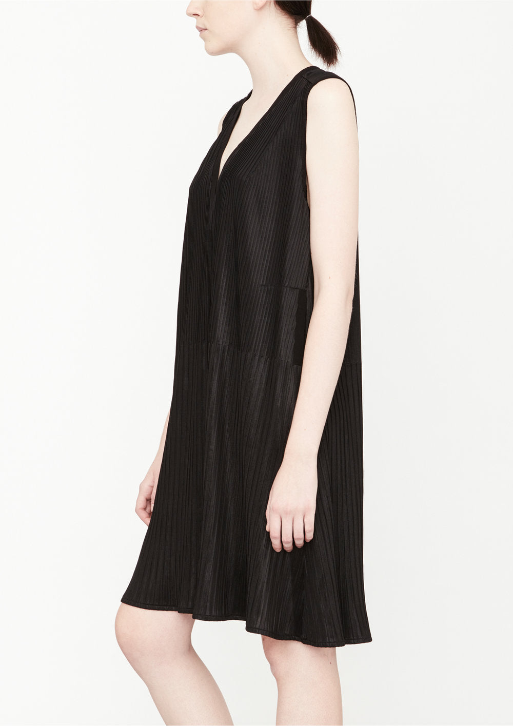 DRESS V-COLLAR SLEEVELESS - black pleated | BERENIK