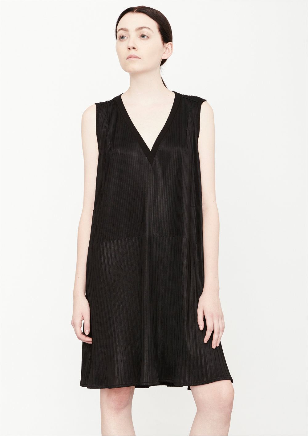 DRESS V-COLLAR SLEEVELESS - black pleated | BERENIK