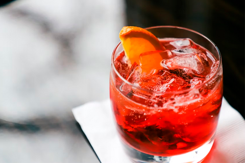 Negroni: o drink tem um aspecto mais avermelhado por levar uma mistura de diversas bebidas alcoólicas