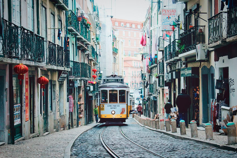 Trilho de bonde em rua de Portugal