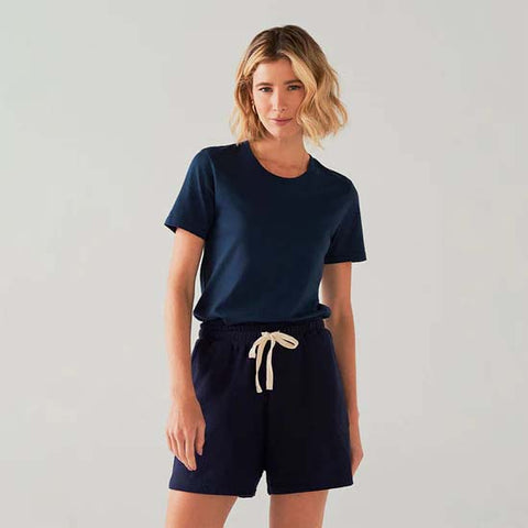 mulher vestindo short e camiseta azul marinho