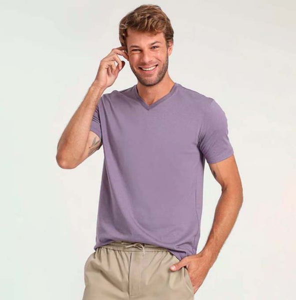 homem usando camiseta lilás feita de algodão pima