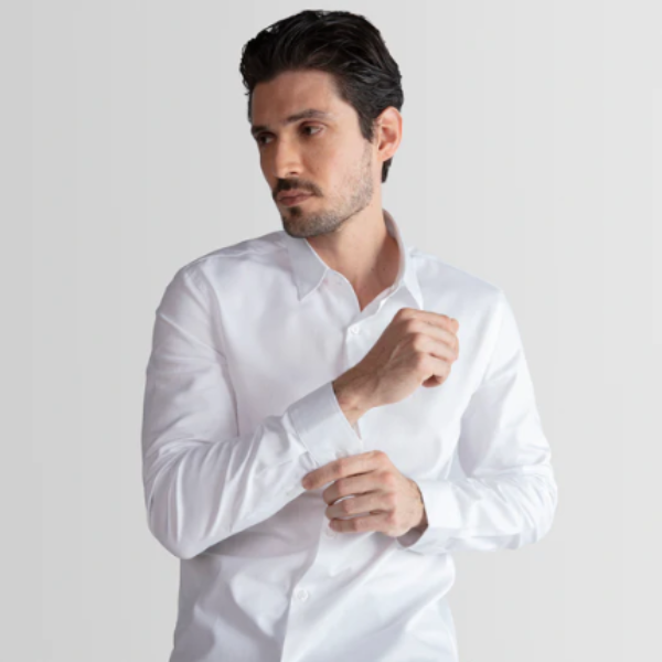 homem vestindo camisa social branca, um essencial masculino