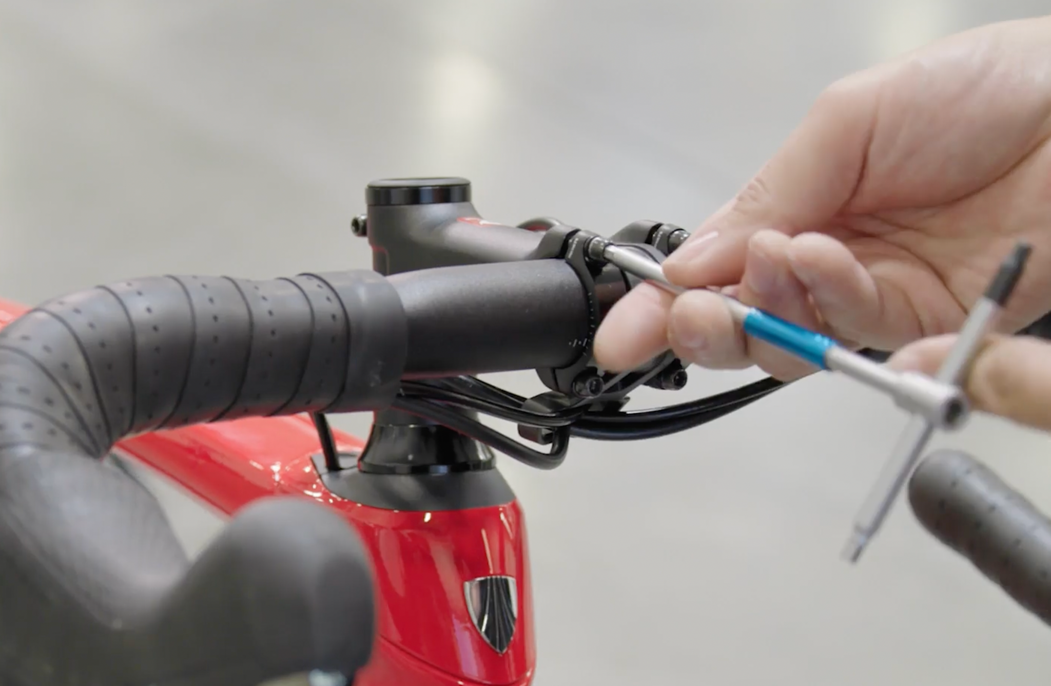 How to remove and install bike handlebars