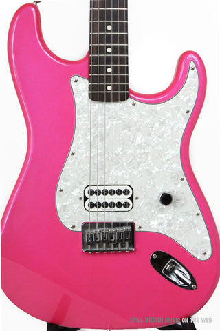 fender tom delonge pink guitar