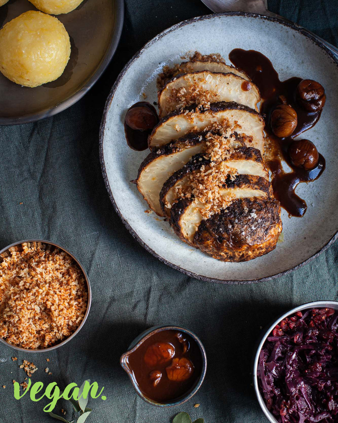 Veganer Sellerie Weihnachsbraten mit Beilagen