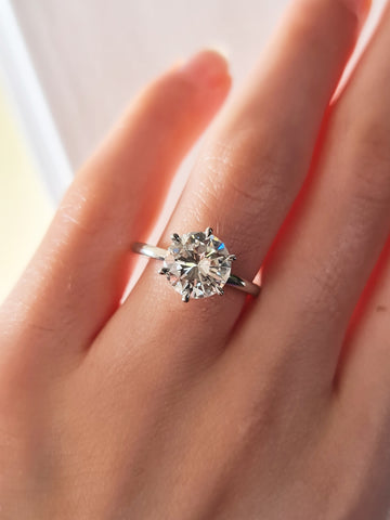 Round cut solitaire engagement ring 