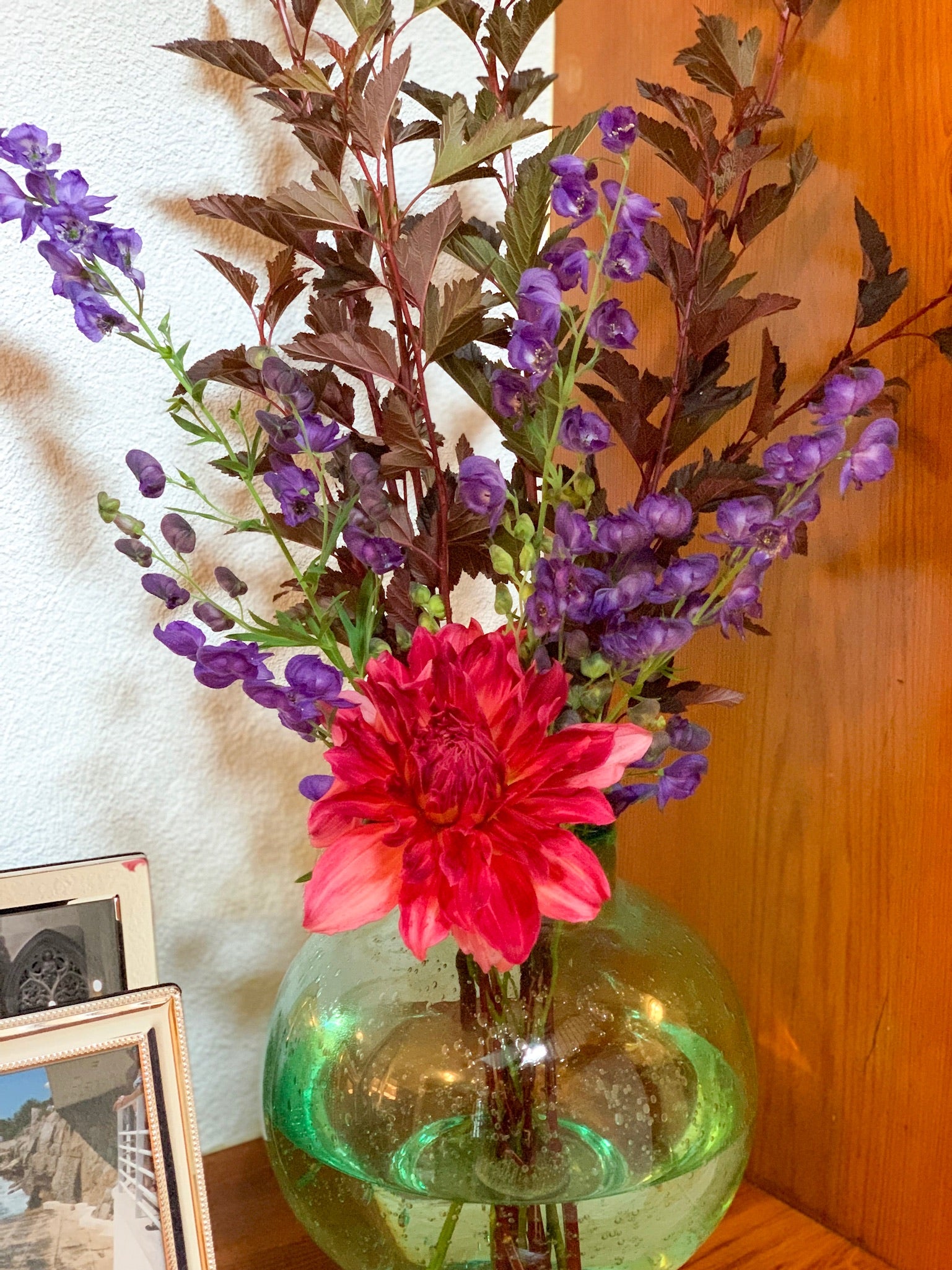 Davis Designs has the most gorgeous summer flower arrangements to impress guests and beautify your home without making any major design changes. Get inspired!