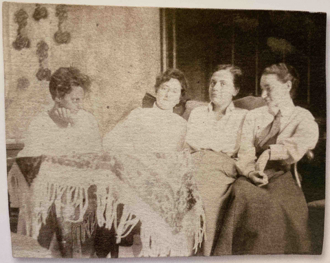 Hilda Jesser (1894-1985), Lotte Calm (1897-?), Fritzi Low (1891-1975), Felice Rix, Group photo at the School of Arts and Crafts, ca 1916