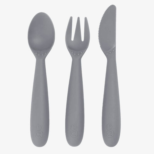 https://cdn.shopify.com/s/files/1/2324/8205/products/ezpz_Happy_Utensils_web_1200x1200_0001s_0013_ezpz_happyutensils_gray_1100x_085b9a39-f535-4721-af76-dbfc38e5e2c5.jpg?v=1667331139&width=533