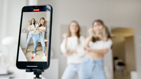 2 girls posing for social media