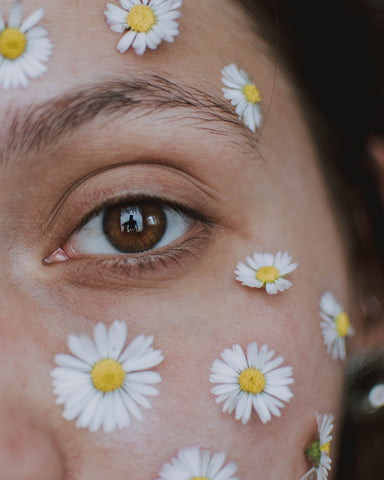 Beauty is in the eye of the beholder, the eye is surrounded by daisies