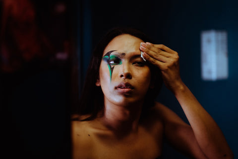 A woman removing her makeup using an unsustainable single-use beauty product