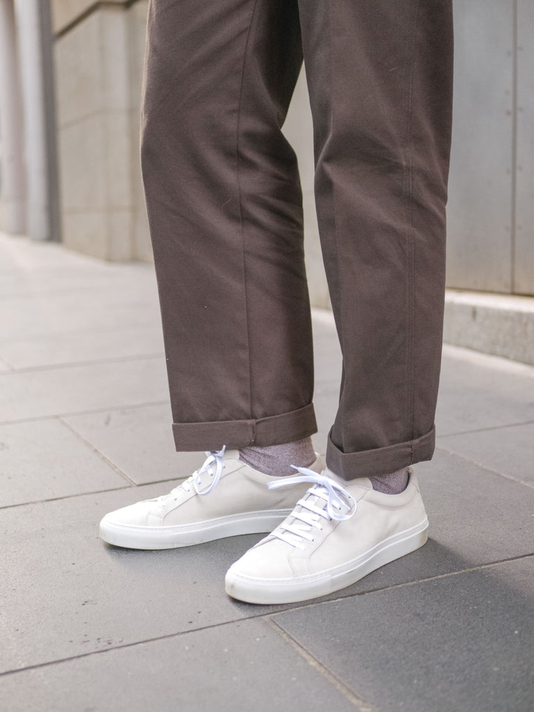 Close_Up_of_Chocolate_Fatigue_Pants_With_Suede_Yogurt_White_Sneakers_51_Label