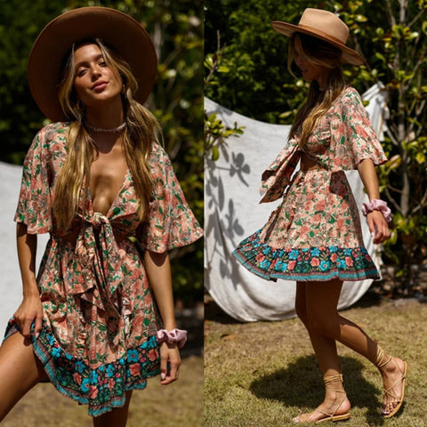 Robe courte hippie fleurie pour l'été