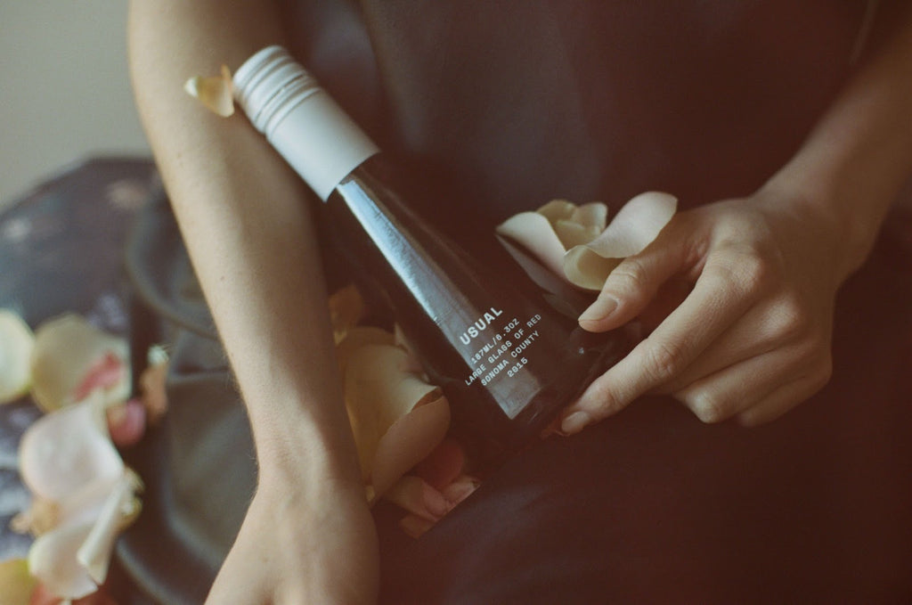 Carbs in wine: Person holds Usual Wines red