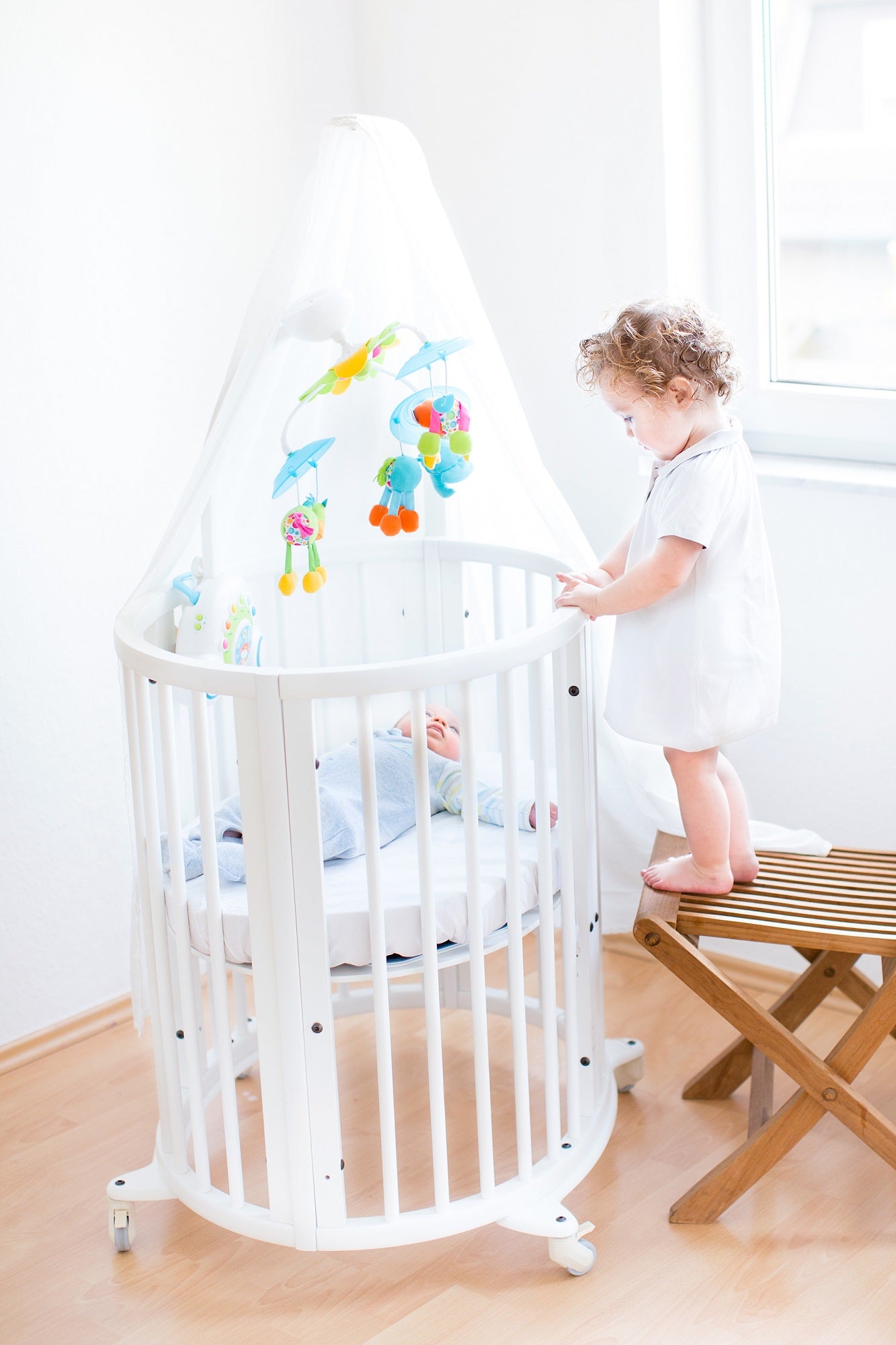 8-in-1 Convertible Round Crib made of solid Pine Wood ...