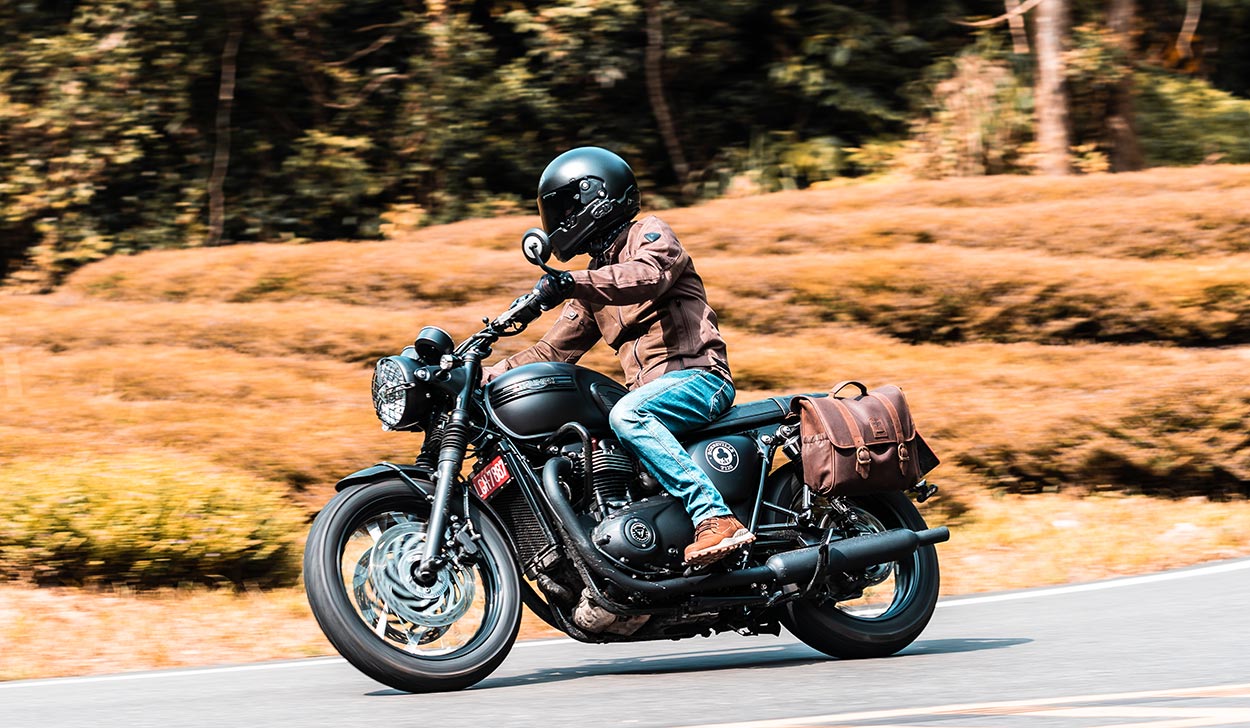 Brown saddlebag on Bonneville T120.