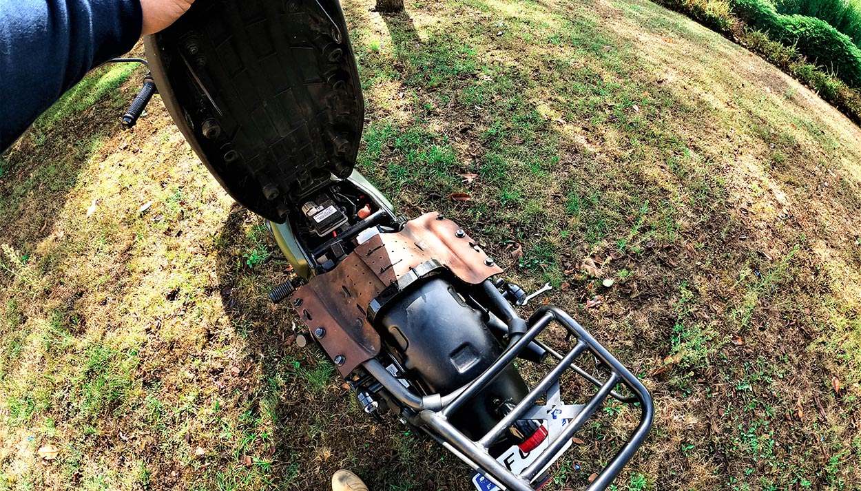 Installation of saddlebags with quick-release system on scrambler.