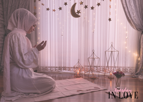 A Muslim woman prays and worships post-Ramadan in this article about keeping your good habits post-Ramadan.