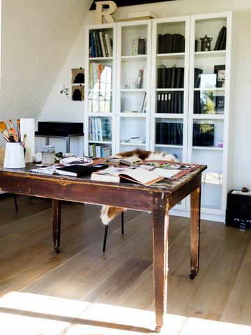 desk in front of book shelf