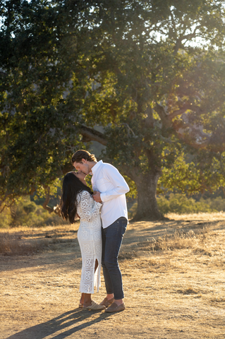 couple kissing