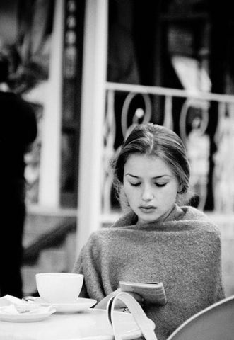 woman reading in cafe