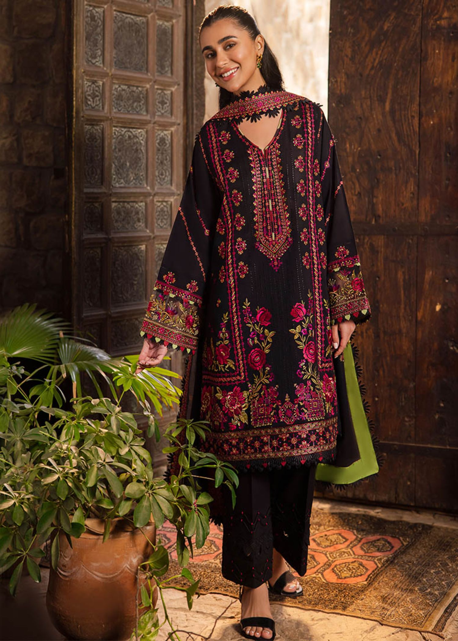 Beautiful party wear pakistani dress❤ | Beautiful pakistani dresses, Velvet dress  designs, Designer party wear dresses