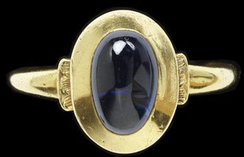 A European gold ring dated to the 14th century featuring a sapphire cabochon; Image: Albert and Victoria Museum
