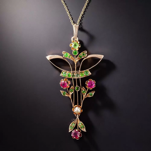 An Art Nouveau necklace featuring demantoid garnets and synthetic rubies; Image: Lang Antiques