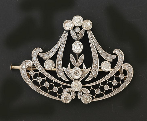 A platinum and diamond brooch from the Edwardian period; Image: Antiques Reporter