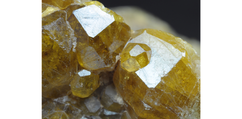 A cluster of topazolite garnet crystals from Kerman Province, Iran. Image: Mindat/ Vachik Hairapetian