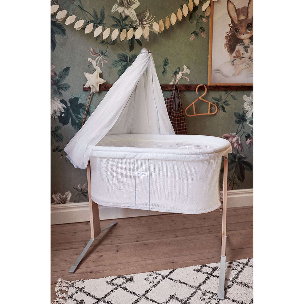 Cradle with gentle and soothing rocking