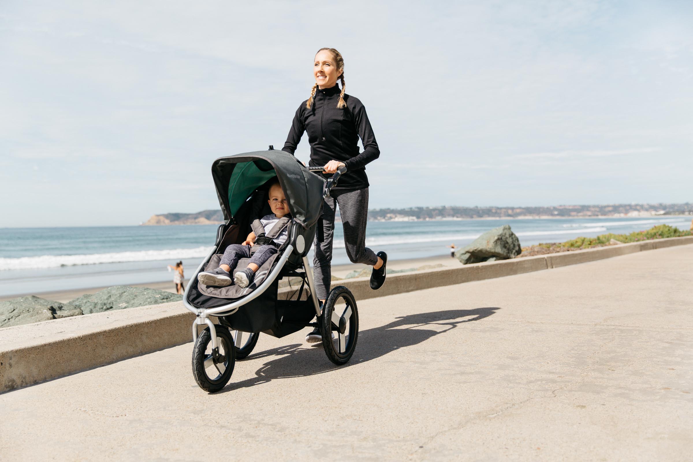 2019 Bumbleride Speed running on the beach boardwalk